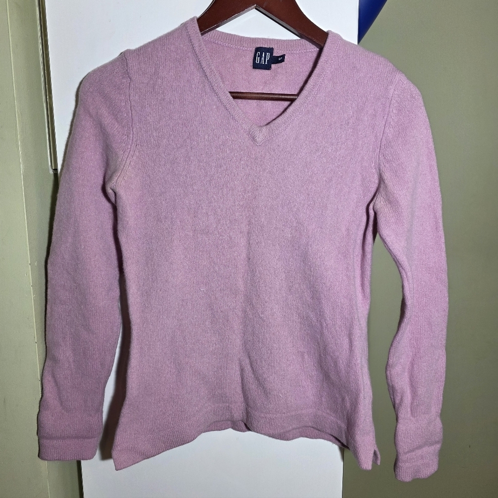 GAP Women's Pink V-Neck Sweater